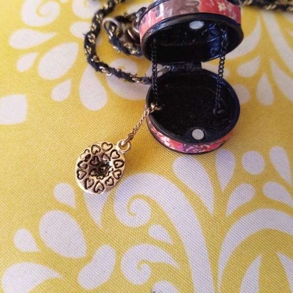 👒Betsey SUN HAT BOX Vintage Floral MIAMI CHIC Charm Necklace - GPC - Picture 2 of 14